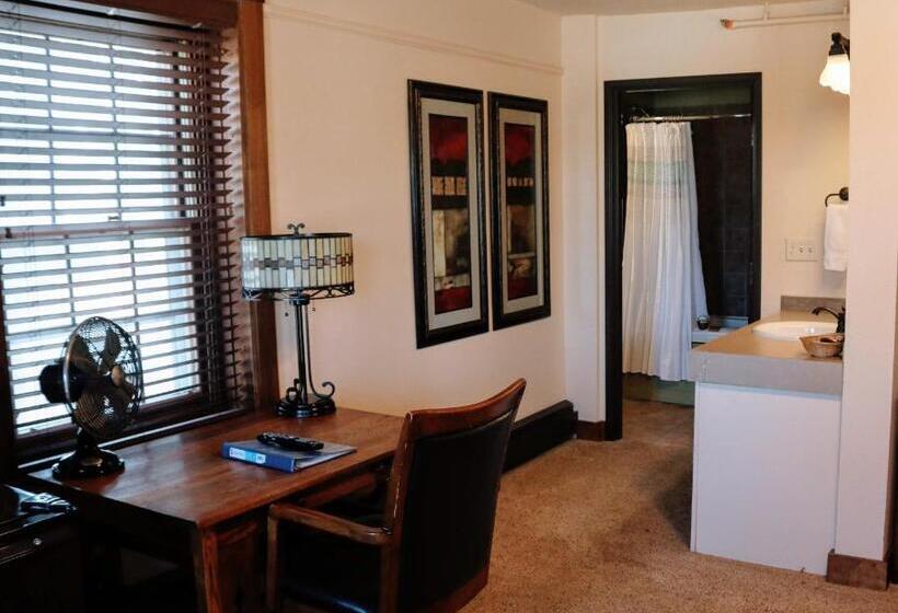 فندق Iowa House Historic Inn