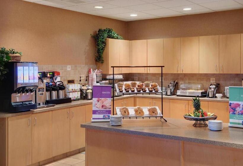 בית מלון כפרי Pomeroy Inn & Suites Fort St. John