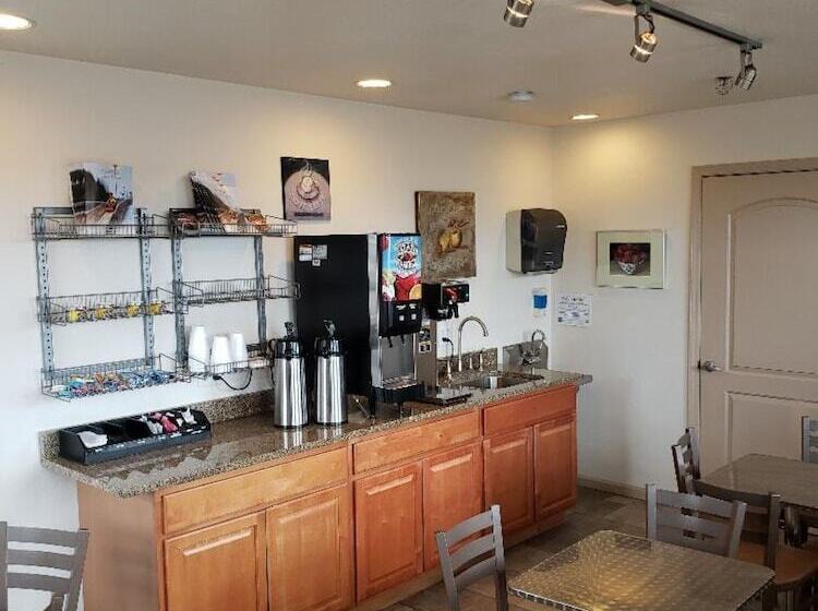 فندق Price Pointe Inn