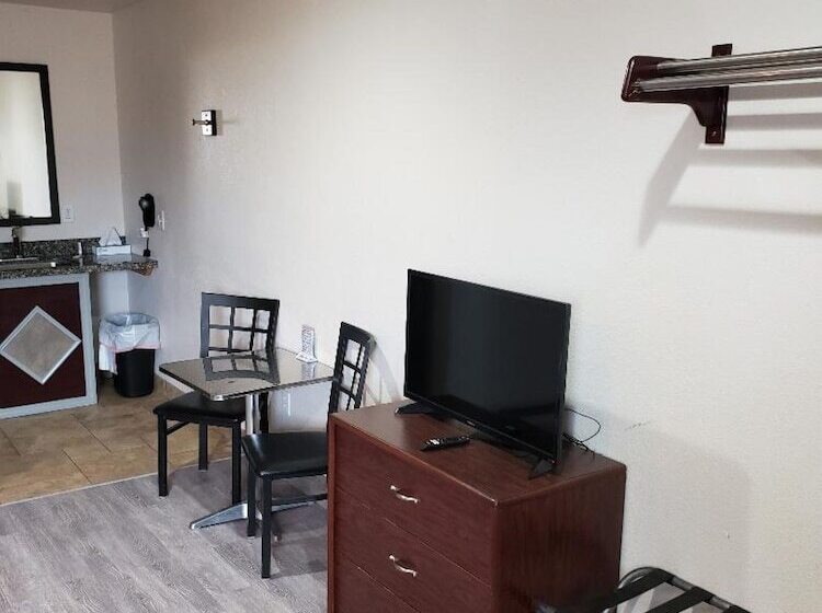 فندق Price Pointe Inn