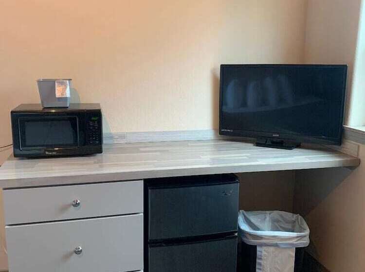 فندق Price Pointe Inn