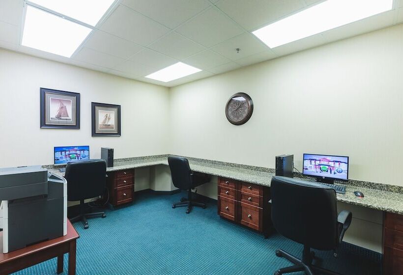 فندق Redwood Inn & Suites