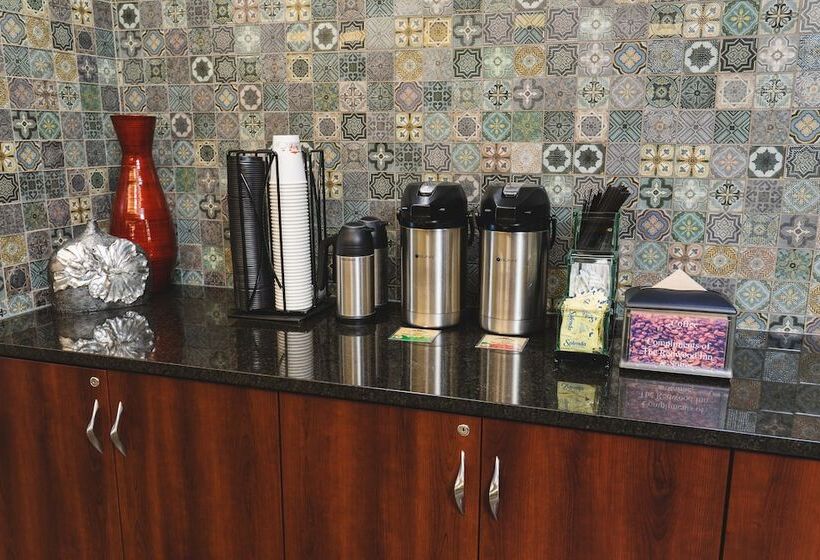 فندق Redwood Inn & Suites