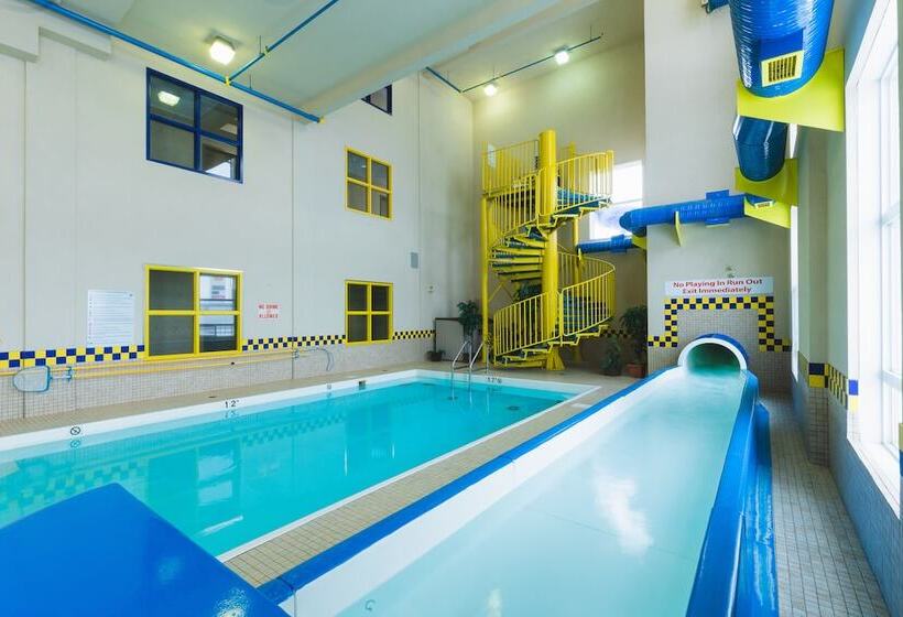 فندق Redwood Inn & Suites