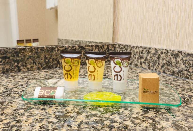 فندق Redwood Inn & Suites