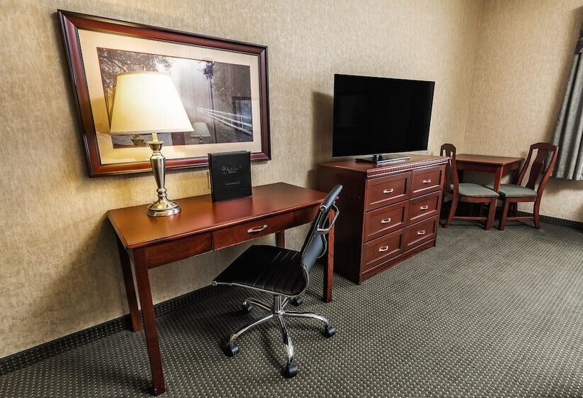 בית מלון כפרי Redwood Inn & Suites