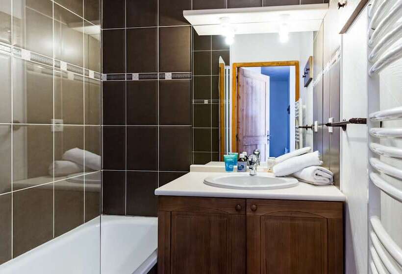 Отель Résidence Lagrange Vacances Les Chalets De L Adet