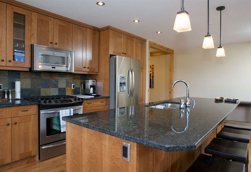 Отель Rundle Cliffs Lodge By Spring Creek Vacations