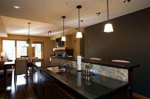 Отель Rundle Cliffs Lodge By Spring Creek Vacations