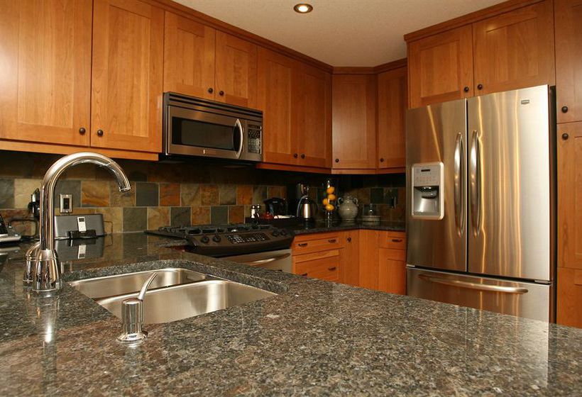 Отель Rundle Cliffs Lodge By Spring Creek Vacations