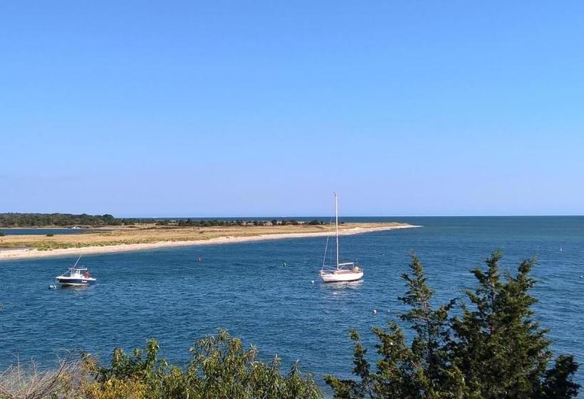 فندق Santuit Inn