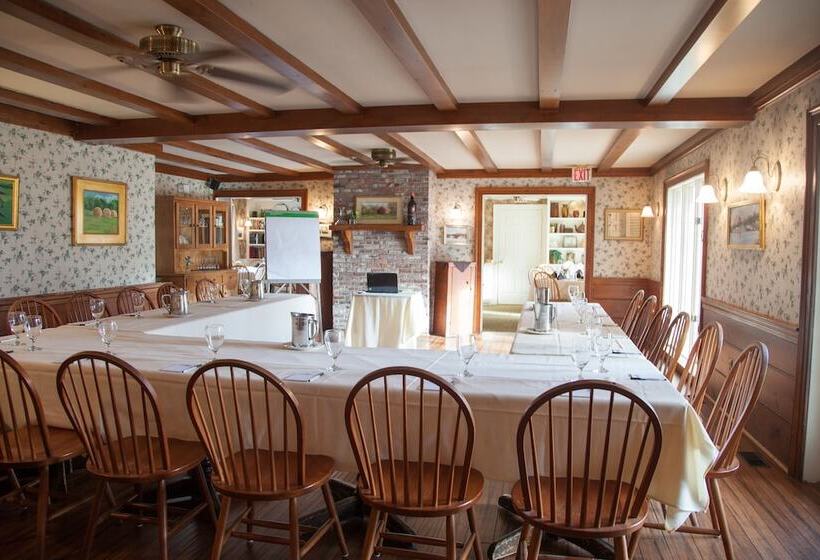 هتل The Quechee Inn At Marshland Farm