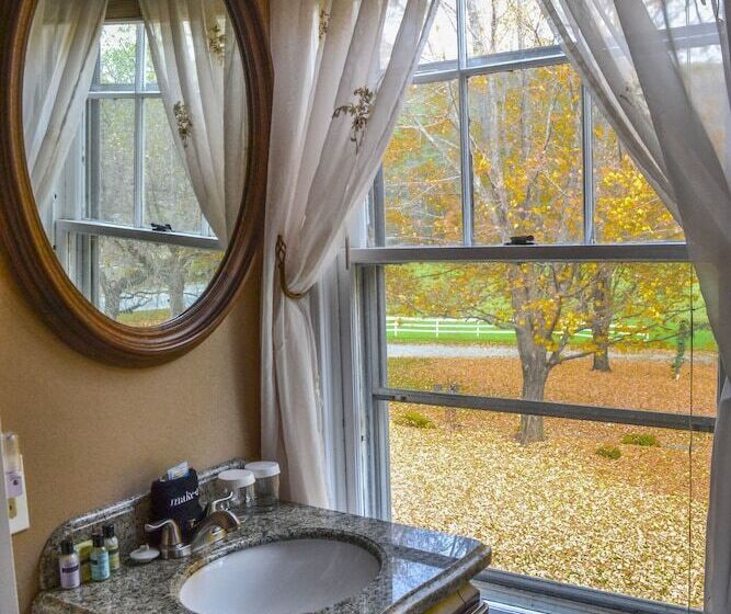 هتل The Quechee Inn At Marshland Farm