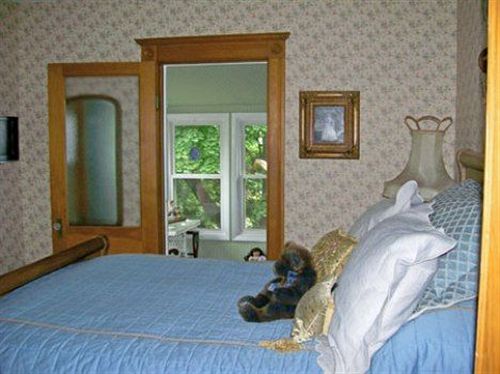 Isadoras Bed And Breakfast