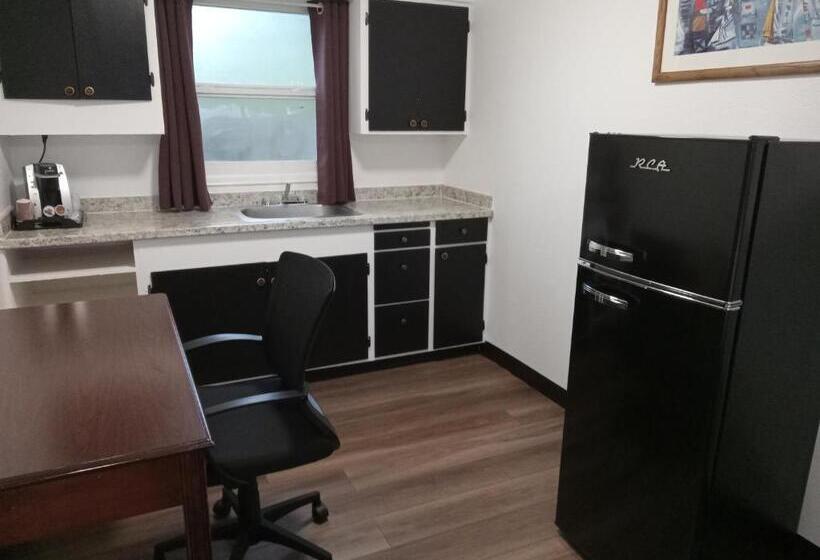 فندق على الطريق Blue Coast Inn & Suites