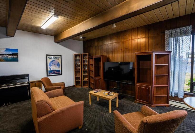 فندق على الطريق Blue Coast Inn & Suites