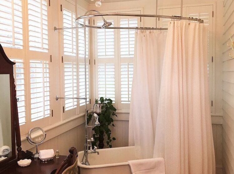 Oak Hill On Love Lane Bed And Breakfast Inn