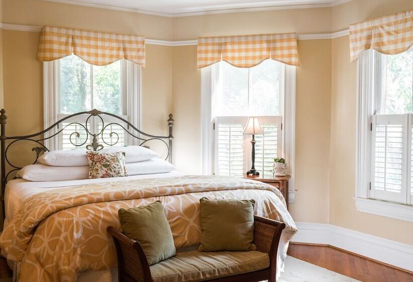 Oak Hill On Love Lane Bed And Breakfast Inn