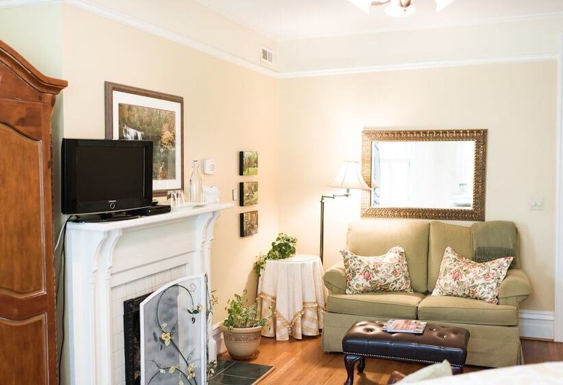 Oak Hill On Love Lane Bed And Breakfast Inn