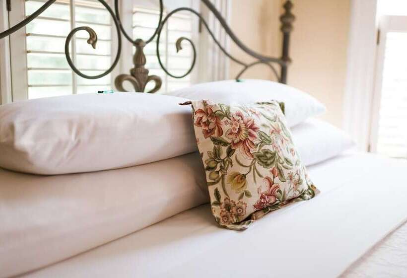 Oak Hill On Love Lane Bed And Breakfast Inn