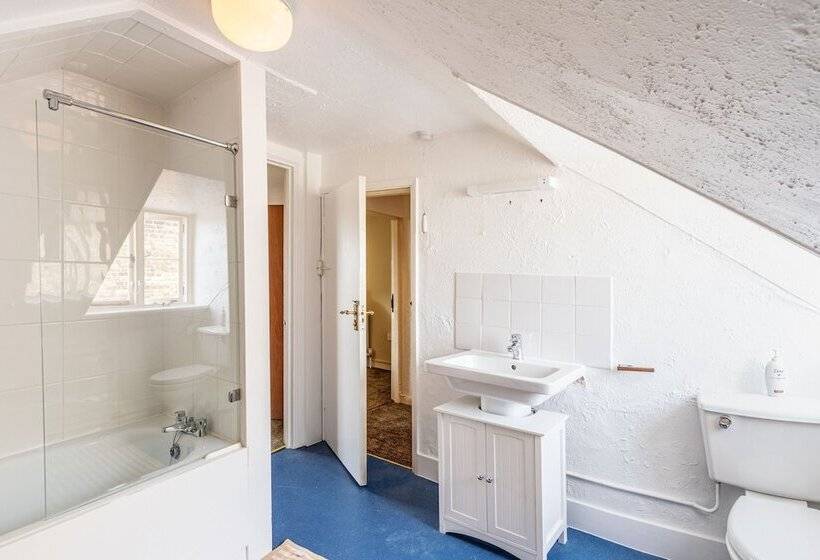 Пансион Hubert House