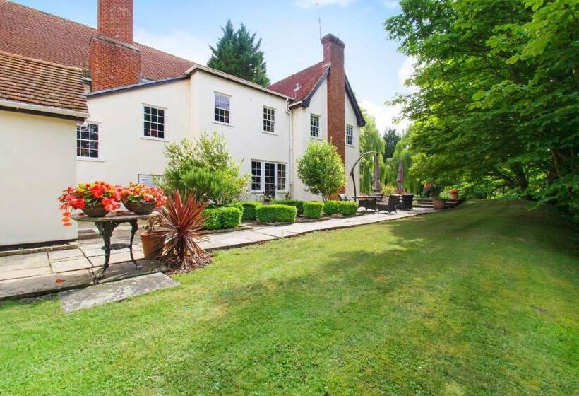 بنسيون Sturmer Hall Hotel And Conference Centre