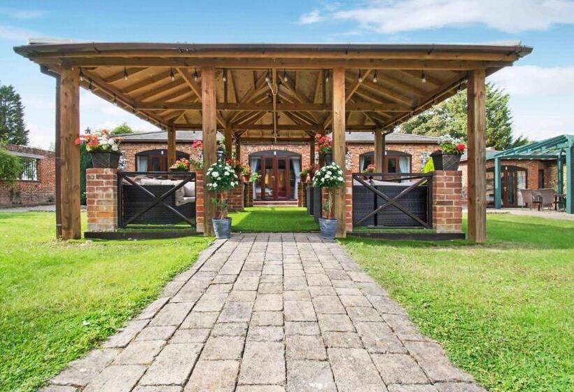 פנסיון Sturmer Hall Hotel And Conference Centre