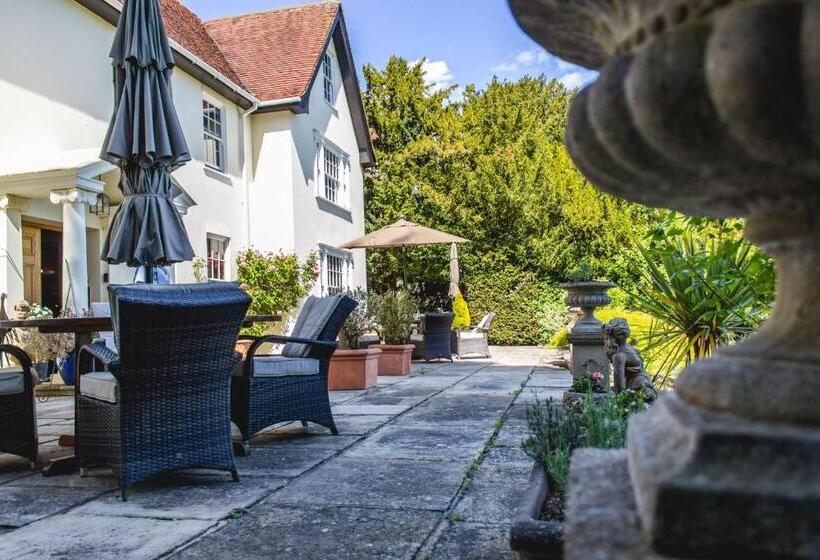 بنسيون Sturmer Hall Hotel And Conference Centre