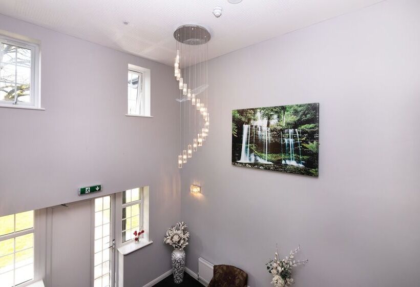 پانسیون The Limes Country Lodge Hotel & Admiral Restaurant