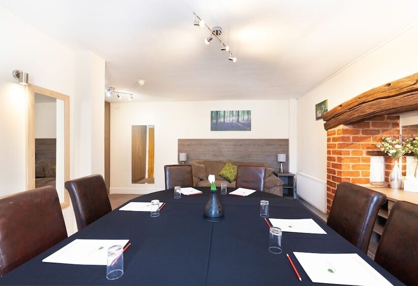 پانسیون The Limes Country Lodge Hotel & Admiral Restaurant