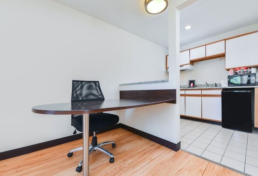 Red Roof Inn Plus+ & Suites Guilford