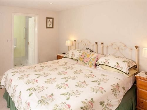 Yew Tree House  B&b