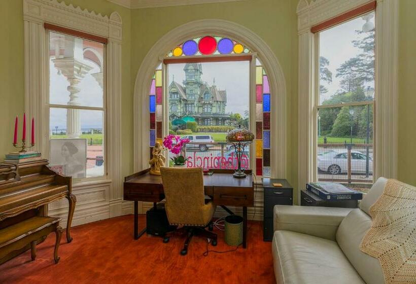 הוסטל Pinc Lady Mansion