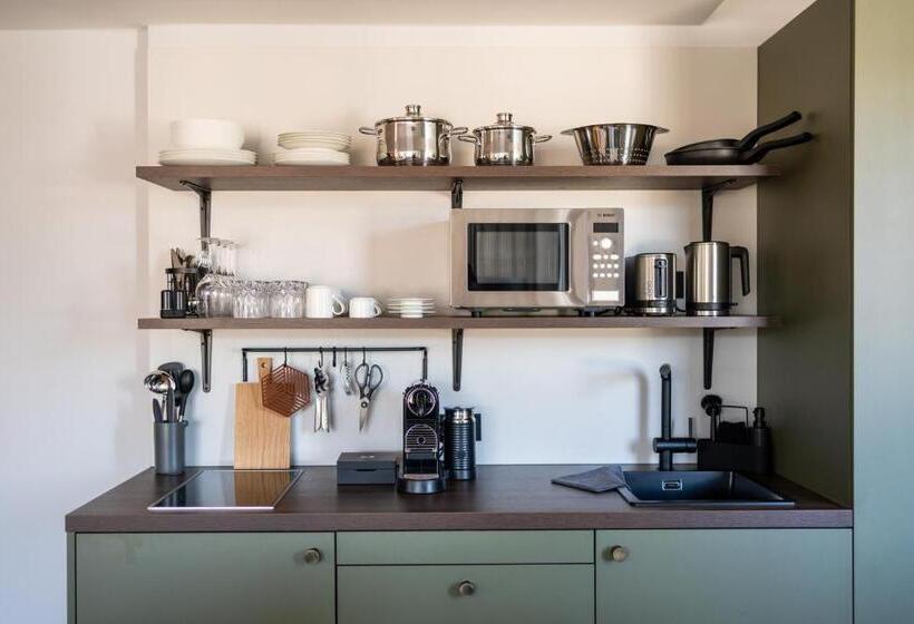 Black F Tower   Serviced Apartments