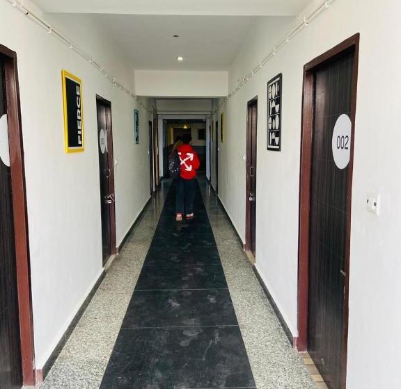בית מלון כפרי Abuzz Oxfordcaps Agrasen Boys Hostel, Dehradun