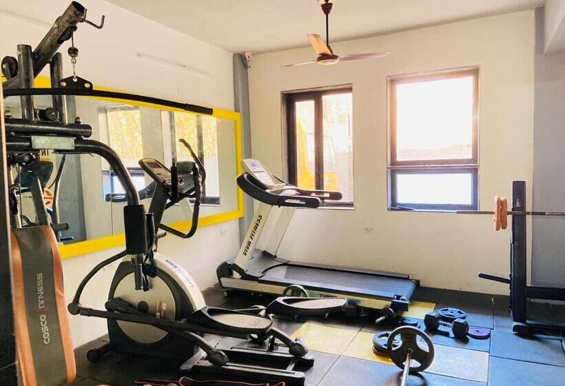 בית מלון כפרי Abuzz Oxfordcaps Agrasen Boys Hostel, Dehradun