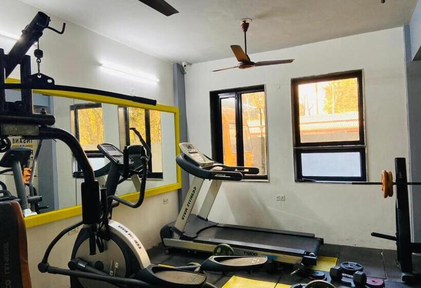 בית מלון כפרי Abuzz Oxfordcaps Agrasen Boys Hostel, Dehradun