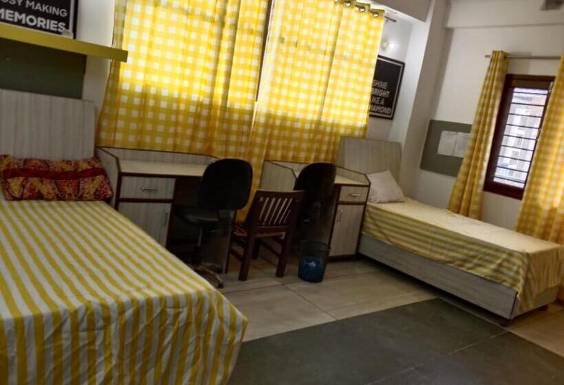 בית מלון כפרי Abuzz Oxfordcaps Agrasen Boys Hostel, Dehradun