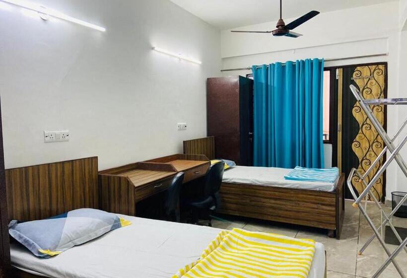 בית מלון כפרי Abuzz Oxfordcaps Agrasen Boys Hostel, Dehradun