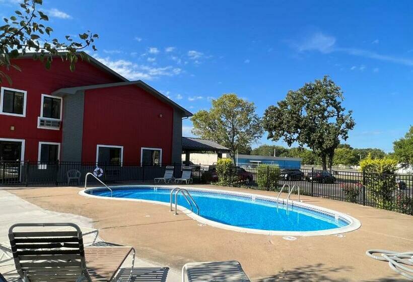 فندق Hilltop Inn & Suites