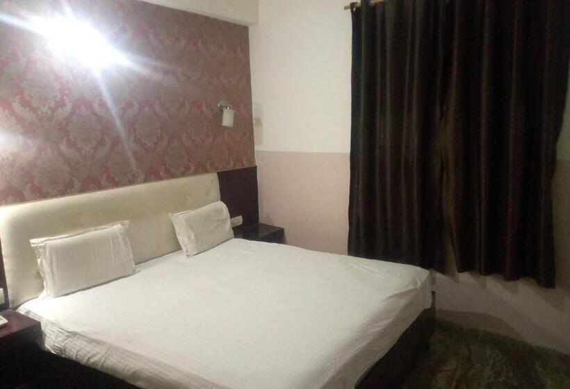 Отель Hotal Royal Mount Inn By Wb Inn