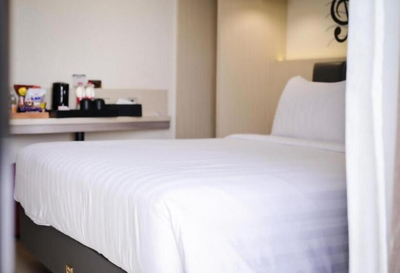 ホテル Kesuma Front One Boutique Palembang