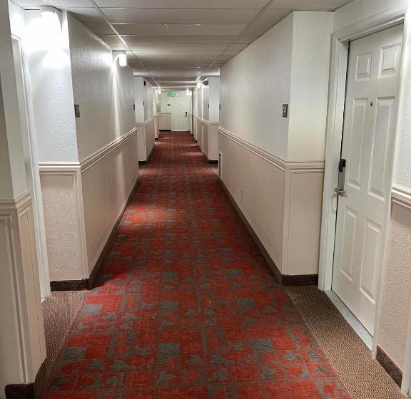 Отель Oquirrh Mountain Inn