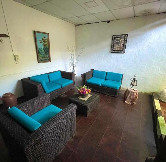 בית מלון כפרי Y Café Ixmati Suchitoto