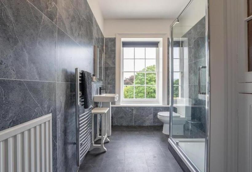 Pantybeiliau House Bed & Breakfast