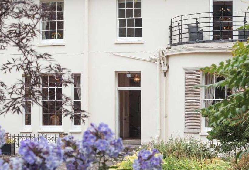 Pantybeiliau House Bed & Breakfast