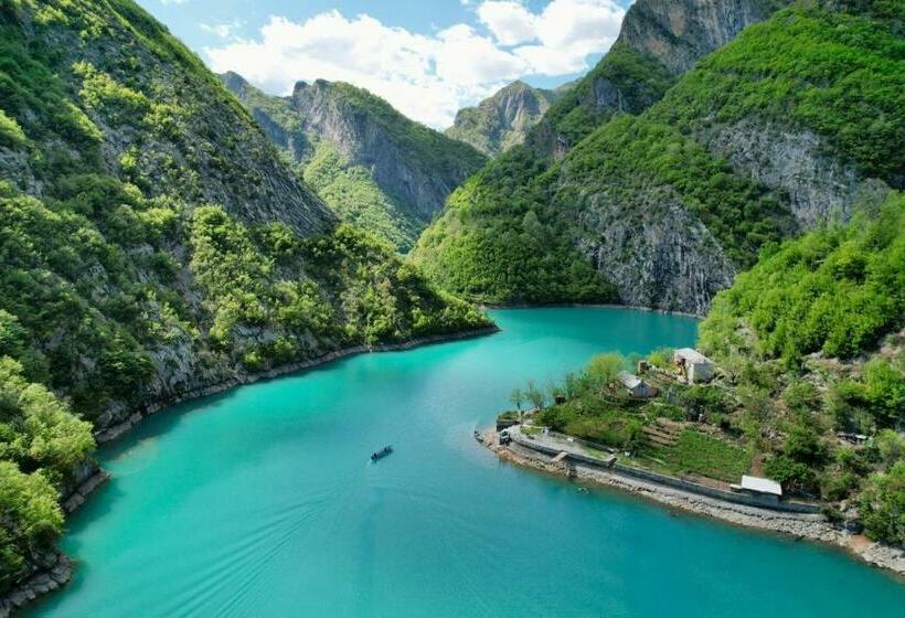 Пансион Neomalsore Agrotourism, Komani Lake