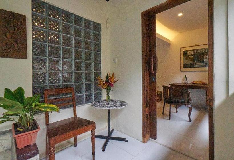 פנסיון Rumah Paros & Gallery