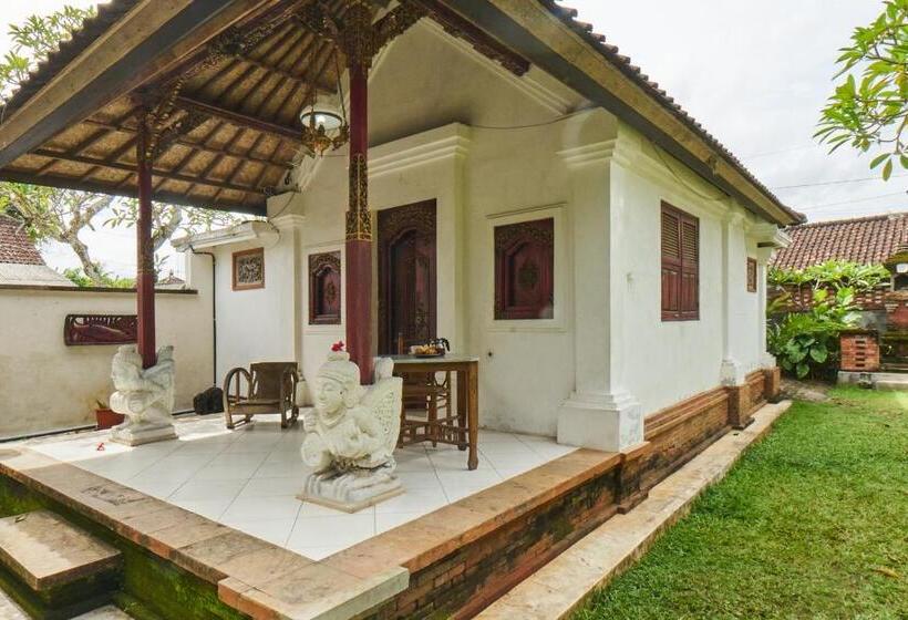 פנסיון Rumah Paros & Gallery