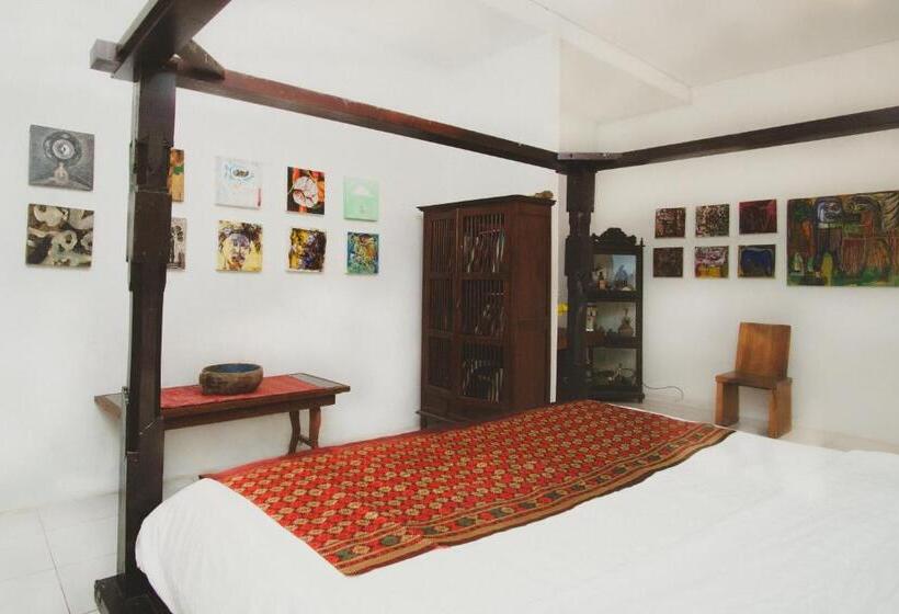 פנסיון Rumah Paros & Gallery